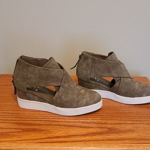 Cute dark tan sandals